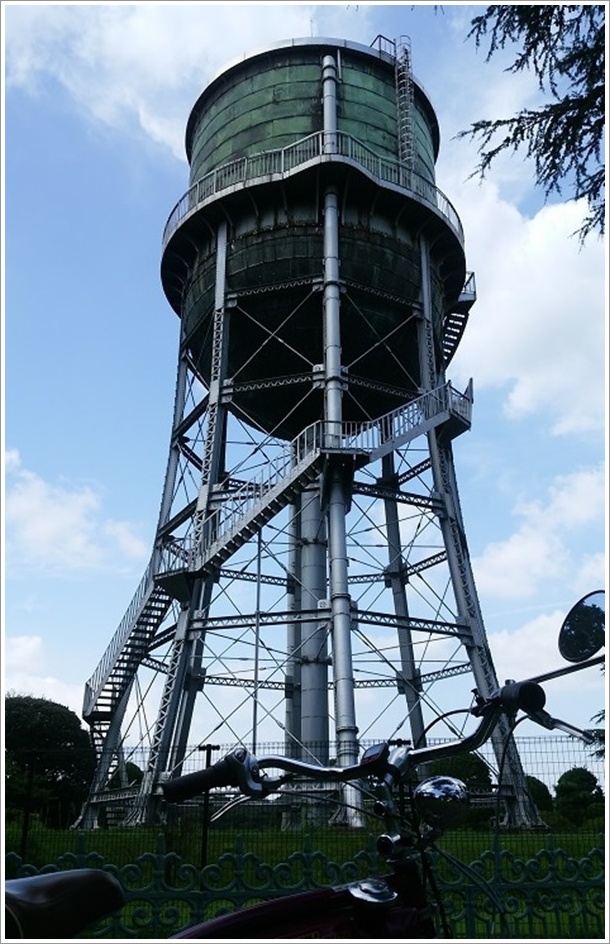 前橋水道資料館の裏に立つ水道タンク
