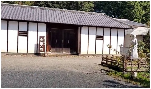 合格の門と荻野吟子像