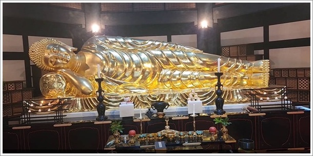 黄金の涅槃像