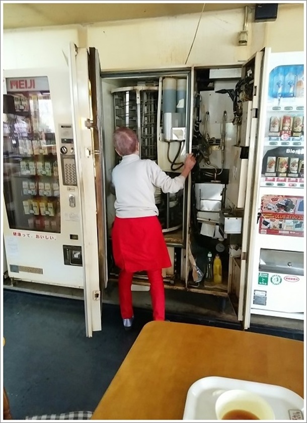 ビックチェイス富岡うどん自販機の追加搬入