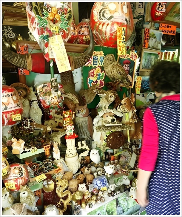 フクロウのフクちゃんがいる土産屋(高崎白衣大観音)