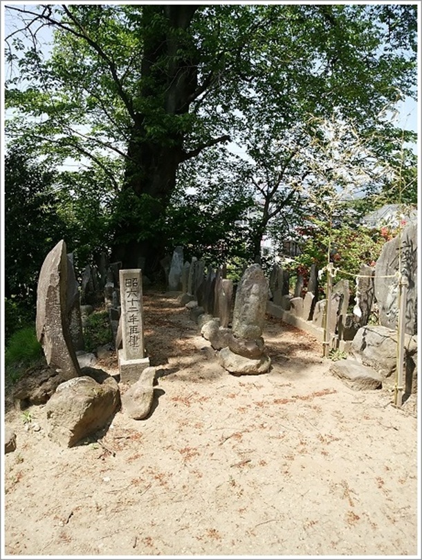 �V�q�ˌÕ�����̐Δ�