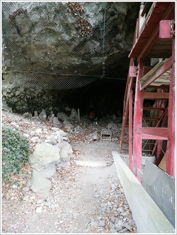 岩井堂観世音御堂の奥にある石仏