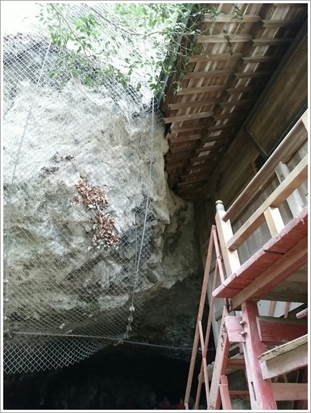 岩盤と岩井堂観世音御堂