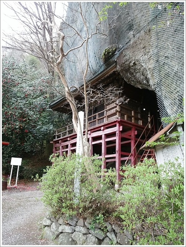 岩盤にめり込む岩井堂観世音御堂