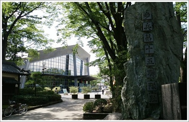 ���艹�y�Z���^�[�ƕ�����\�ܘA���̐Δ�