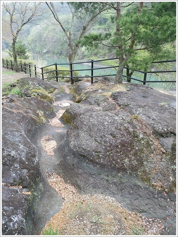 ���ɐ΂������̂��ڂ�