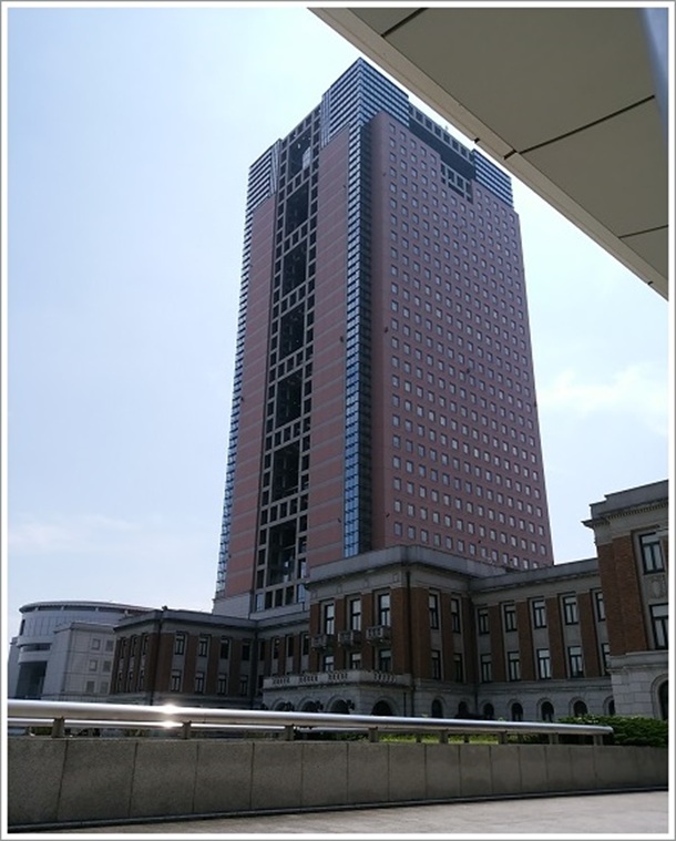 そびえ立つ群馬県庁の外観写真