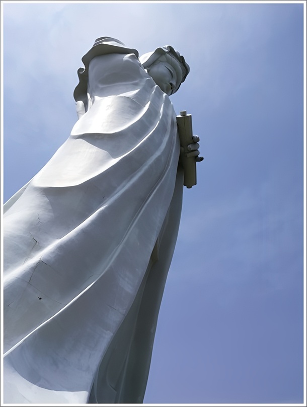 巻物を持った高崎白衣大観音