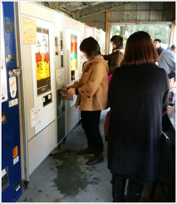 混雑している丸美屋自販機コーナー店舗内