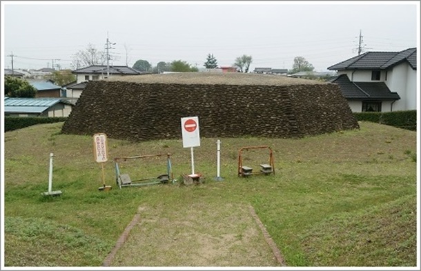 �S���ł����ɒ����������p�`���̎O�É��Õ�