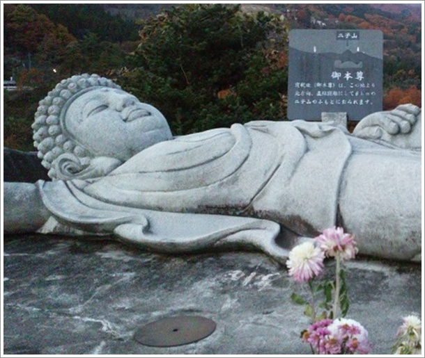 ���،΂̉��ɂ���Q�߉ޗl�A�b�v