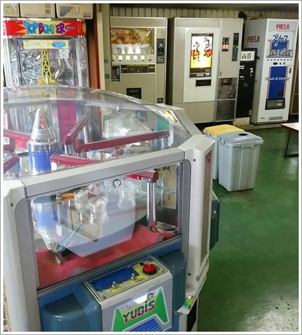 オレンジ353の店内(レトロ自販機&ゲーム)
