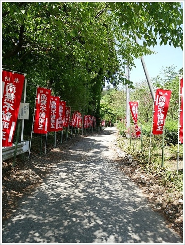 龍願寺の参道(ぼたん祭り)
