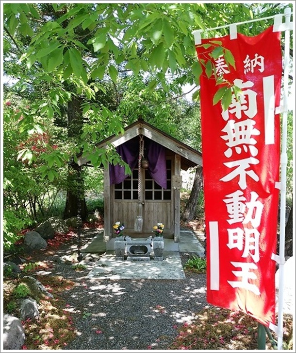 龍願寺境内の高台にある社屋