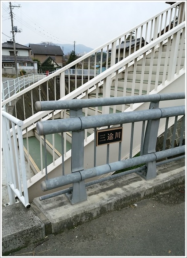 ����������̉��ɂ���O�r�̐�