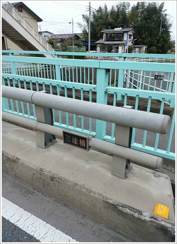 �O�r�̐�ɉ˂���O�r���ł�