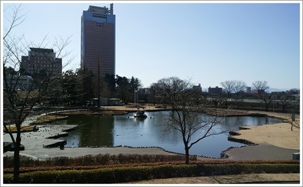 群馬県庁と鶴まう形の幸の池