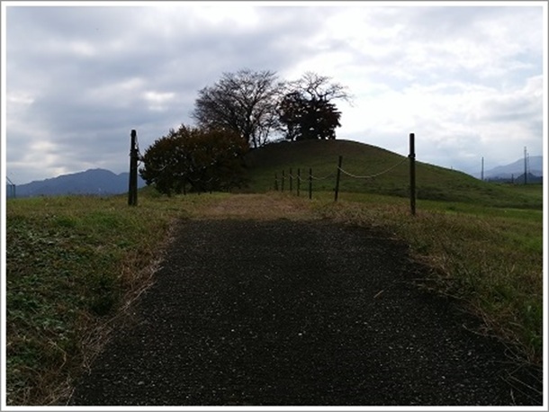 �ܑ����H�̐悪���Έ�׎R�Õ��i���ΌÕ��Q�j