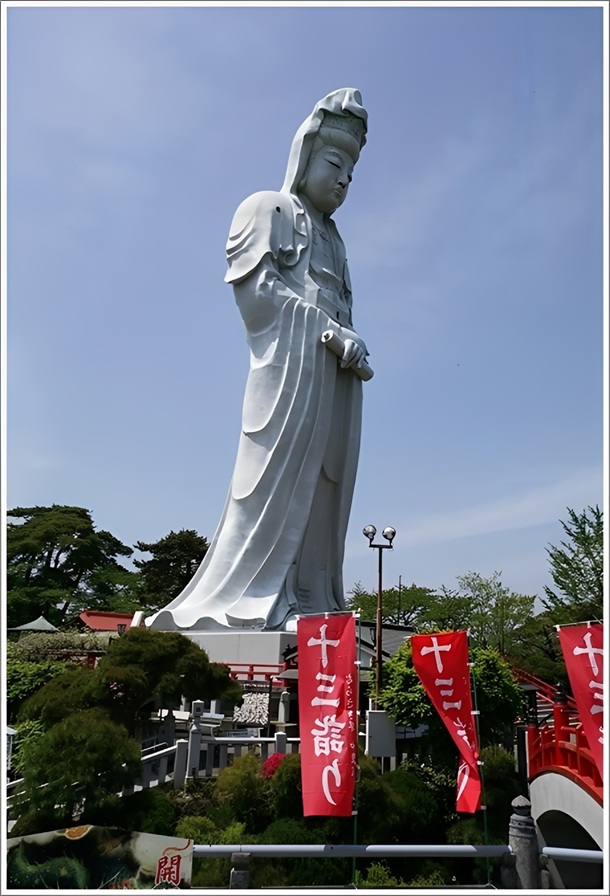 そびえ立つ高崎白衣大観音