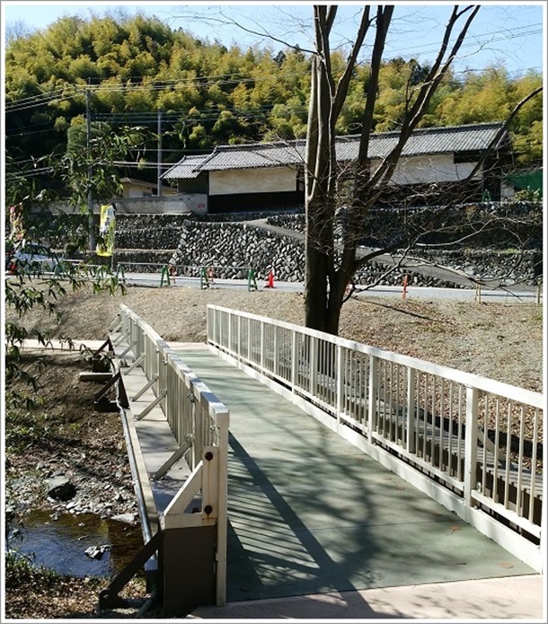 高山社の門構えが見えます