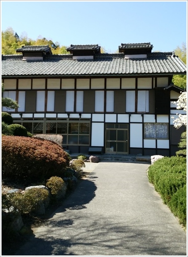 高山社跡の正面が蚕室