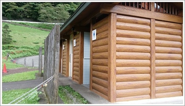 トイレ水道施設も完備(立沢川ダム緑地)