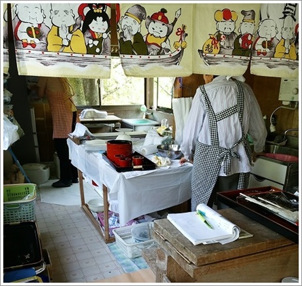 忙しそうに蕎麦を作るおばちゃん達