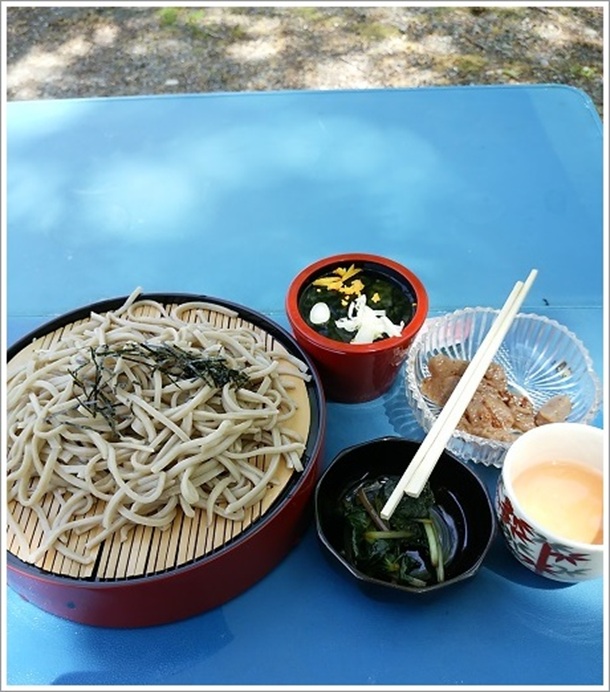 お通し2皿とザル蕎麦(ちぃじがき蕎麦の里)