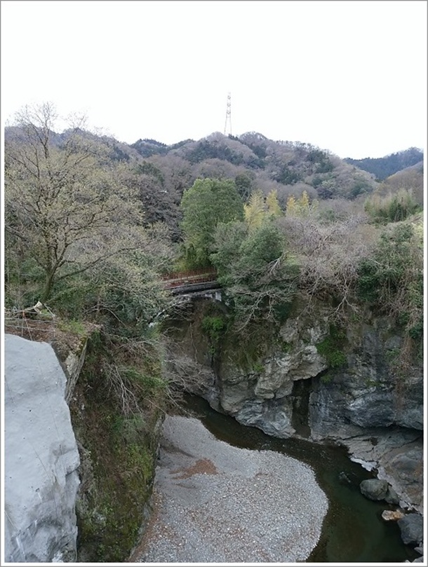 不通橋の下にある小さな橋