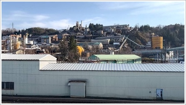 ���M�����i�������B���j