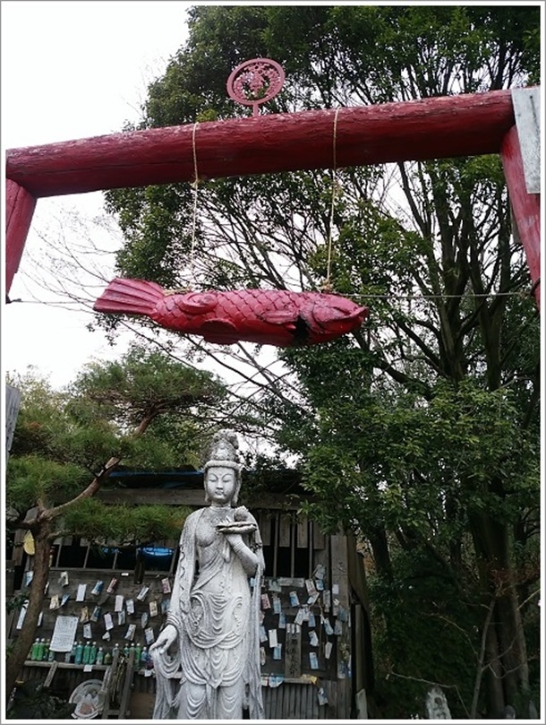 ���ɂ��s�v�c�̖ؒ����ɂԂ牺���鋛