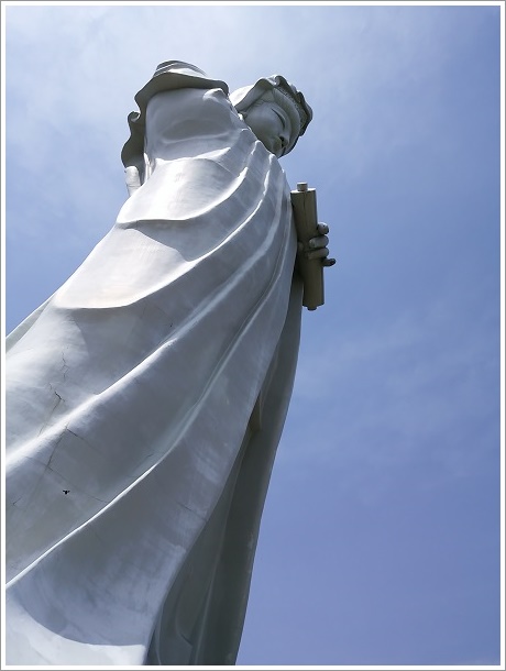 巻物を持った高崎白衣大観音