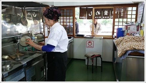 横川駅隣のおぎのや売店