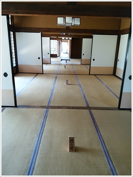 臨江閣本館の一階内部